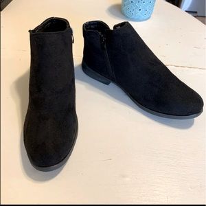 NWOT Black Faux Suede ankle boots size 10
